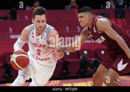 Beijing, Chine. Août 31, 2019. Mateusz Ponitka (L) de la Pologne fait concurrence au cours du match du groupe A entre la Pologne et le Venezuela à la FIBA 2019 Coupe du Monde à Pékin, Chine, 31 août 2019. Credit : Ju Huanzong/Xinhua/Alamy Live News Banque D'Images