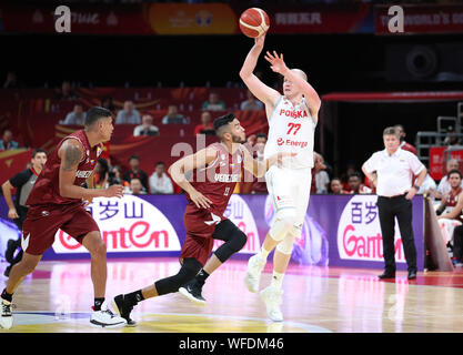 (190831) -- BEIJING, 31 août 2019 (Xinhua) -- Damian Kulig (R) de la Pologne passe le ballon pendant le match du groupe A entre la Pologne et le Venezuela à la FIBA 2019 Coupe du Monde à Pékin, Chine, 31 août 2019. (Xinhua/Meng Yongmin) Banque D'Images