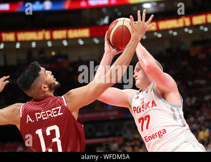 (190831) -- BEIJING, 31 août 2019 (Xinhua) -- Damian Kulig (R) de la Pologne brise la défense d'Anthony Perez du Venezuela pendant un match du groupe entre la Pologne et le Venezuela à la FIBA 2019 Coupe du Monde à Pékin, Chine, 31 août 2019. (Xinhua/Meng Yongmin) Banque D'Images