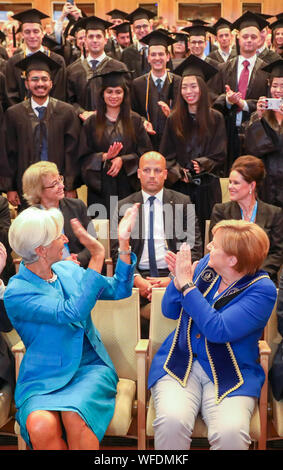 Leipzig, Allemagne. Août 31, 2019. Christine Lagarde (l), Président désigné de la Banque centrale européenne (BCE), et d'Angela Merkel (CDU), Chancelier allemand, féliciter les diplômés de l'École supérieure d'économie de Leipzig (HHL) au cours de la cérémonie de remise de diplômes. Au cours de la cérémonie Merkel a reçu un doctorat honorifique de HHL pour son style de leadership politique. Pour le Chancelier fédéral c'est déjà le 17ème doctorat honorifique. Crédit : Jan Woitas/dpa-Zentralbild/dpa/Alamy Live News Banque D'Images