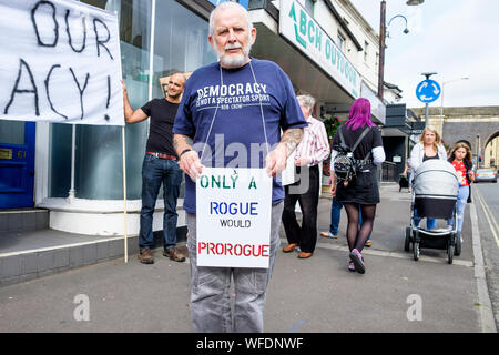 Chippenham, Wiltshire, Royaume-Uni. 31 août, 2019. Un manifestant tenant un anti proroger signe est représenté comme il proteste à l'extérieur de l'offices de Chippenham Michelle Donelan, le député conservateur de Chippenham. La protestation contre la décision de Boris Johnson à proroger le Parlement a été organisée par le Parti du travail de circonscription Chippenham. Credit : Lynchpics/Alamy Live News Banque D'Images