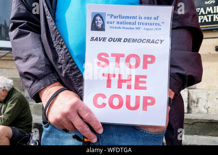 Chippenham, Wiltshire, Royaume-Uni. 31 août, 2019. Un manifestant tenant une 'stop le coup d' signe est représenté comme il proteste à l'extérieur de l'offices de Chippenham Michelle Donelan, le député conservateur de Chippenham. La protestation contre la décision de Boris Johnson à proroger le Parlement a été organisée par le Parti du travail de circonscription Chippenham. Credit : Lynchpics/Alamy Live News Banque D'Images