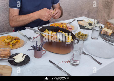 Les mains des aînés l'homme est en train de dîner légumes Aliments sains nappe blanche à décor minimal Banque D'Images