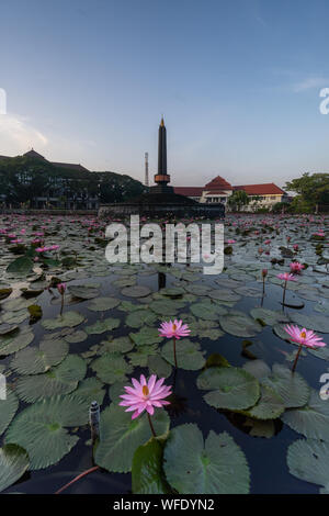 Monumen Balai Kota Tugu Malang Alun Alun situé dans le centre de la ville de Malang est de Java en Indonésie Banque D'Images