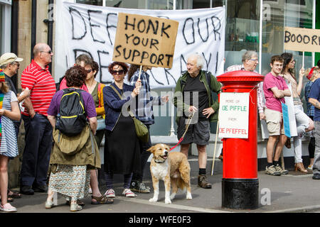 Chippenham, Wiltshire, Royaume-Uni. 31 août, 2019. Les manifestants portant des signes et des plaques sont représentés comme ils protestent contre l'extérieur du bureau de Chippenham Michelle Donelan, le député conservateur de Chippenham. La protestation contre la décision de Boris Johnson à proroger le Parlement a été organisée par le Parti du travail de circonscription Chippenham. Credit : Lynchpics/Alamy Live News Banque D'Images