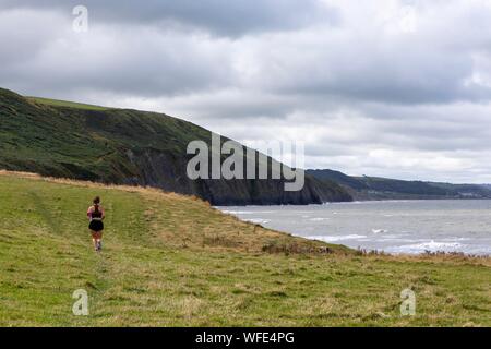 Ceredigion chemin côtier, près de Llanon, Ceredigion, pays de Galles, Royaume-Uni 31 août 2019 UK weather : une femme le jogging le long du sentier du littoral entre Llanon Ceredigion et Aberaeron en Pays de Galles. Comme le temps le reste du vent, mais la pluie tôt le matin ayant maintenant s'apaisa : Crédit : Ian Jones/Alamy Live News Banque D'Images