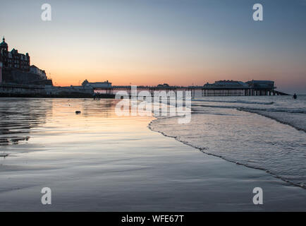 Cromer Pier au coucher du soleil en été, Norfolk, East Anglia Banque D'Images