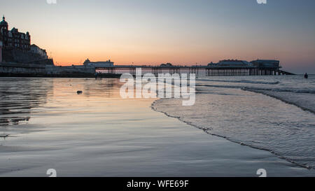 Cromer Pier au coucher du soleil en été, Norfolk, East Anglia Banque D'Images