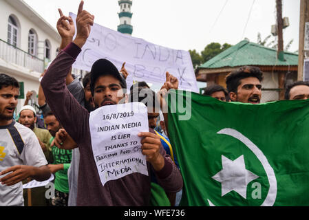 Srinagar, Inde. Août 31, 2019. Un manifestant du Cachemire fait un geste tout en tenant une pancarte lors de la démonstration.Des centaines de personnes ont organisé une manifestation de rue au Cachemire que le gouvernement de l'Inde a assuré à la Cour suprême que la situation dans la région contestée est examiné tous les jours et des restrictions de sécurité sans précédent sera supprimé au cours des prochains jours. Credit : SOPA/Alamy Images Limited Live News Banque D'Images