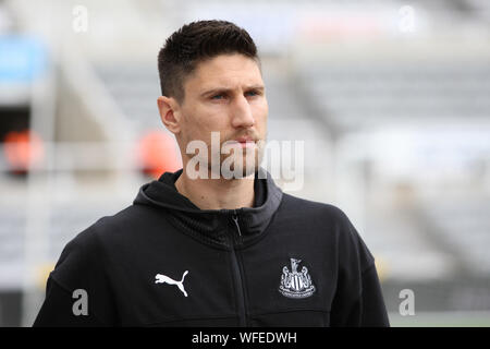 NEWCASTLE Upon Tyne, Angleterre. Le 31 août du Newcastle United Federico Fernandez arrive avant le premier match de championnat entre Newcastle United et Watford à St James Park, Newcastle Le samedi 31 août 2019. (Crédit : Steven Hadlow | MI News)usage éditorial uniquement, licence requise pour un usage commercial. Aucune utilisation de pari, de jeux ou d'un seul club/magazine ou des fins éditoriales Crédit : MI News & Sport /Alamy Live News Banque D'Images