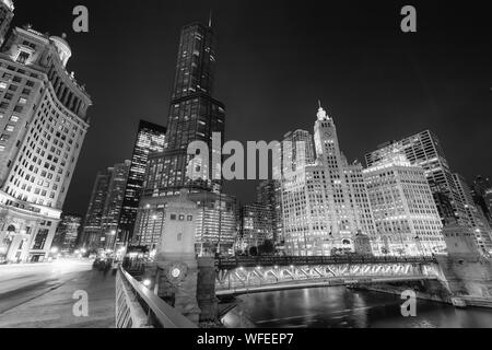 Chicago Ville de nuit, image en noir et blanc. Banque D'Images