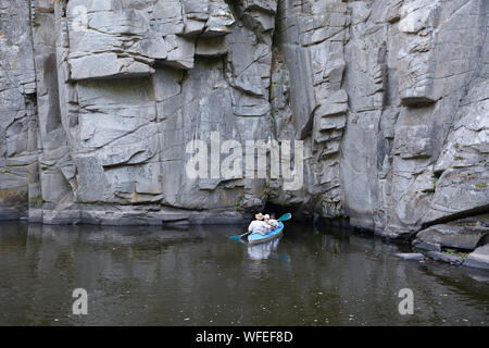 Canoë avec les gens à bord d'entrer à l'intérieur d'une grotte de roches. Buksky canyon, Ukraine Banque D'Images