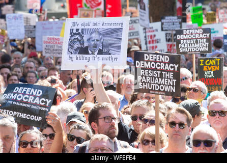 UK. Août 31, 2019. Les manifestants à Whitehall pour protester contre la décision du gouvernement de proroger le Parlement qui donne très peu de temps pour le débat à venir de la date limite du 31 octobre à quitter l'Union européenne. Le mouvement protestant contre le coup d' aux portes de 10 Downing Street. Credit : Tommy Londres/Alamy Live News Banque D'Images