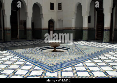 Marrakech Maroc, cour intérieure avec fontaine et zellige, carrelage au Dar Si Said Banque D'Images