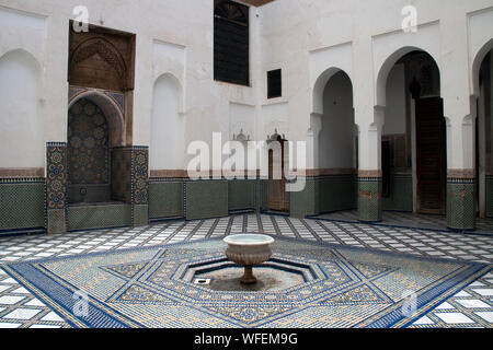 Marrakech Maroc, cour intérieure avec fontaine et zellige, carrelage au Dar Si Said Banque D'Images