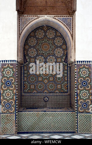 Marrakech Maroc, zellige fontaine carrelée avec motifs floraux abstraits Banque D'Images