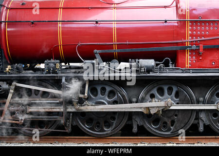 K190 Train à vapeur rouge à l'époque victorienne de la gare de Geelong Victoria Australie Melbourne, piston, les engins et les roues Banque D'Images