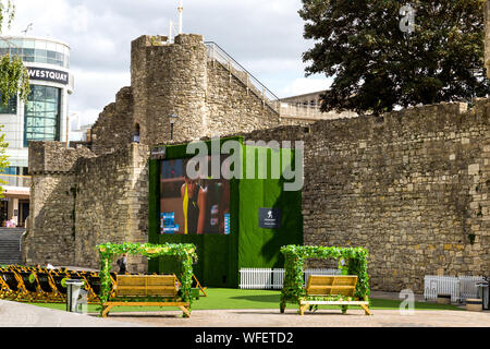 Affichage des spectateurs au tennis de Wimbledon zone publique ouverte à Southampton westquay England UK Banque D'Images