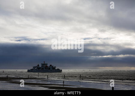 Norderney, Weststrand, Fähre, dunkle Wolken, Horizont Banque D'Images