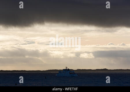 Le Relais Du Lac, Norderney, dunkle Wolken, Fähre, Goldenen sonne, Insel Juist Banque D'Images