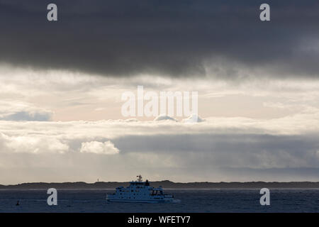 Le Relais Du Lac, Norderney, dunkle Wolken, Fähre, Goldenen sonne, Insel Juist Banque D'Images