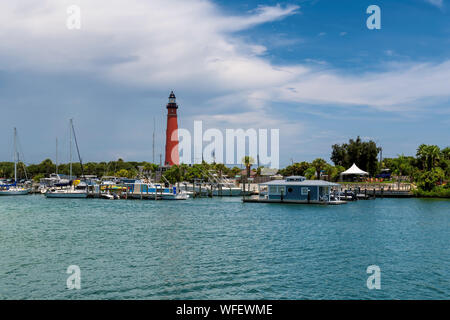 Phare de Ponce Inlet, près de Port de plaisance, Orange Daytona Beach, Floride. Banque D'Images