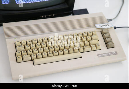 Wroclaw, Pologne. Août 31, 2019. La compagnie des jeux rétro a annoncé le retour du classique ordinateur Commodore 64. La C64 est la nouvelle Commodore 64, qui peut être connecté à une télévision moderne et de jouer à l'un des 64 jeux classiques inclus. La première de la C64 a été annoncé pour décembre 2019. La photo montre un ancien ordinateur Commodore 64 dans le musée de jeux et d'ordinateurs dans Wroclaw. Credit : Damian Klamka/ZUMA/Alamy Fil Live News Banque D'Images