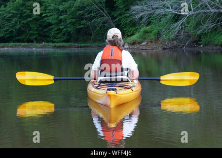 Les femmes dans un kayak sur un lac Banque D'Images