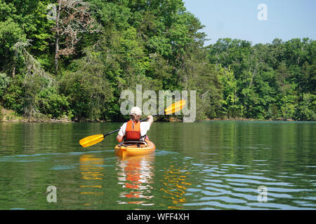 Senior kayak sur un lac Banque D'Images