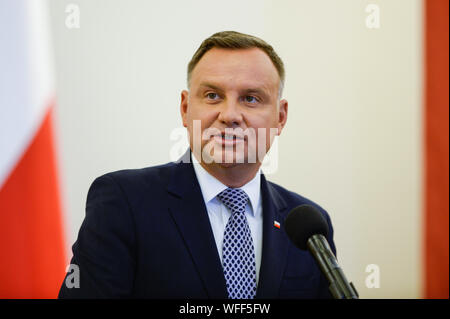 Varsovie, Pologne. Août 31, 2019. Le président de Pologne, Andrzej Duda prend la parole lors d'une conférence de presse après les réunions bilatérales au palais présidentiel. Vladimir Zelensky arrive à Varsovie avant le 80e anniversaire du déclenchement de la Seconde Guerre mondiale où plus de 40 délégations internationales seront présents, dont la Chancelière allemande, Angela Merkel, et le Vice-président américain, Mike Pence. Credit : SOPA/Alamy Images Limited Live News Banque D'Images