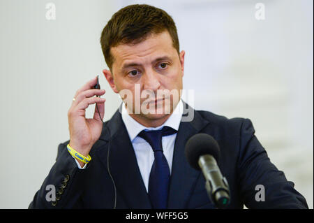 Varsovie, Pologne. Août 31, 2019. Président de l'Ukraine, Vladimir Zelensky parle au cours d'une conférence de presse à l'issue de réunions bilatérales au palais présidentiel. Vladimir Zelensky arrive à Varsovie avant le 80e anniversaire du déclenchement de la Seconde Guerre mondiale où plus de 40 délégations internationales seront présents, dont la Chancelière allemande, Angela Merkel, et le Vice-président américain, Mike Pence. Credit : SOPA/Alamy Images Limited Live News Banque D'Images