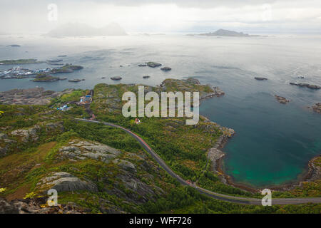 La route côtière de Kabelvåg à Svolvær dans les Lofoten, vues du Tjeldbergtind. Banque D'Images