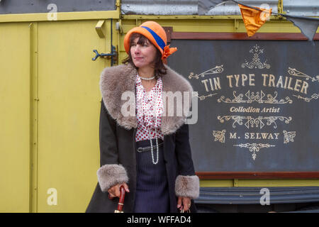 Le samedi 31 août de Morecambe, 2019. MARIE & KEITH de vendre à Cheshire à Vintage par la mer, l'un des meilleurs retro et vintage événements partout dans le monde, est retourné à la plage de Morecambe. La promenade avec l'animé best dressed visiteurs en 20s vêtements vintage. Vintage par la mer est maintenant partie intégrante de la résurgence de Morecambe avec des projets touristiques pour régénérer les villes côtières. Credit : MediaWorldImages/Alamy Live News Banque D'Images