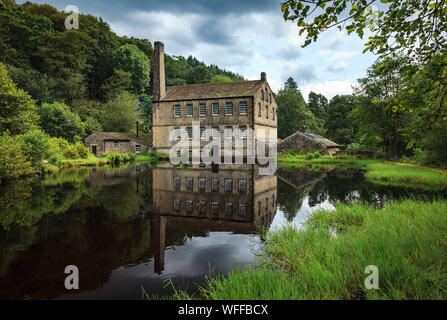 Réflexions de l'eau du moulin restauré, Hebbden Gibsons Gibsons pont Moulin est situé dans Hardcastle Crags boisé plein de beauté naturelle. Banque D'Images