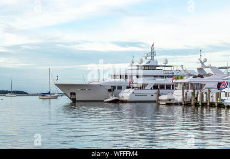 Yachts alignés sur Quai Long à Sag Harbor, NY Banque D'Images