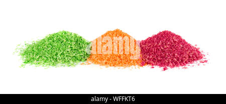 Tas de noix de coco râpée sur fond blanc. Noix de coco râpée séchée. Teintes multicolores de la noix de coco râpée. Banque D'Images