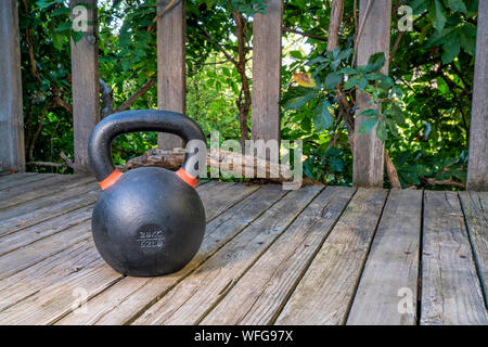 Heavy Iron kettlebell compétition pour la formation de poids sur bois grunge, pont accueil concept de remise en forme Banque D'Images