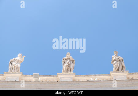 Sculptures sur le haut de la Place Saint Pierre les colonnades Banque D'Images