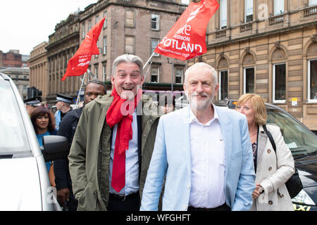 Glasgow, Écosse, Royaume-Uni - 31 août 2019 : Jeremy Corbyn et Richard Leonard le leader du parti travailliste écossais arrivant à l'arrêt le coup d'État, défendre la démocratie manifestation à George Square, Glasgow. La manifestation fait partie des vagues de protestation dans tout le pays pour s'opposer à Boris Johnson's plan visant à suspendre le Parlement du Royaume-Uni Banque D'Images