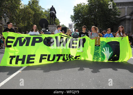 Londres, le 31 août 2019. Les manifestants avec des drapeaux et bannières se réunir et de manifester le long de Whitehall, Westminster en criant 'Stop', le Coup d'État contre le projet de prorogation du Parlement par le gouvernement en septembre. Ils ont plus tard mars à Westminster et le long de la rive. Credit : Imageplotter/Alamy Live News Banque D'Images