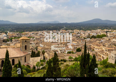 Vue panoramique du château de San Salvador sur la ville d'Arta à la côte est de l'île des Baléares Mallorca, Espagne Banque D'Images