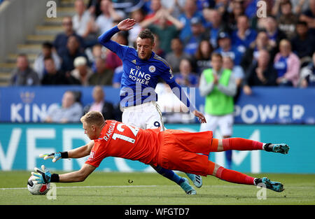 Gardien de Bournemouth Aaron Ramsdale (avant) sauve de Leicester City's Jamie Vardy (à droite) au cours de la Premier League match à la King Power Stadium, Leicester. Banque D'Images