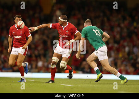 Cardiff, Royaume-Uni. Août 31, 2019. Aaron Shingler de Galles a l'air de débarquer mais son erreur mène à la 2e Irish essayer. Pays de Galles/Irlande, sous blindage séries estivales 2019 international rugby match à la Principauté Stadium de Cardiff, Pays de Galles, Royaume-Uni Le samedi 31 août 2019. Photos par Andrew Andrew/Verger Verger la photographie de sport/ Alamy Live News VEUILLEZ NOTER PHOTO DISPONIBLE POUR UN USAGE ÉDITORIAL UNIQUEMENT Crédit : Andrew Orchard la photographie de sport/Alamy Live News Banque D'Images