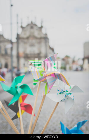 Pinwheels en face de l'église do Carmo, Porto, Portugal Banque D'Images