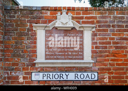 Inscription à Priory Park, dédié à la mémoire de la Grande Guerre, à Chichester, ville dans la ville et du comté de West Sussex, côte sud de l'Angleterre, Royaume-Uni Banque D'Images