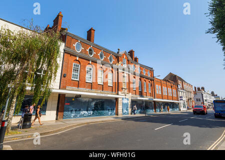 Fermé, barricadèrent House of Fraser department store, St Georges House, West Street, Chichester, ville du comté de West Sussex, côte sud de l'Angleterre, Royaume-Uni Banque D'Images