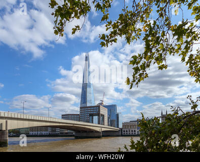 Voir à partir de la Thames Path sur la rive nord du pont de Londres à l'Afrique sur la Tamise pour le fragment et la rive sud à Southwark, Londres SE1 Banque D'Images