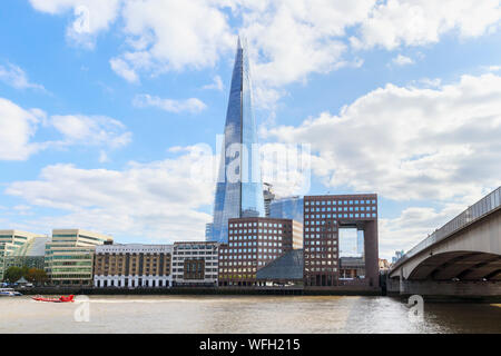 Afficher par London Bridge en regardant vers le sud sur la Tamise pour le fragment et l'hôpital de London Bridge sur la rive sud à Southwark, Londres SE1 Banque D'Images