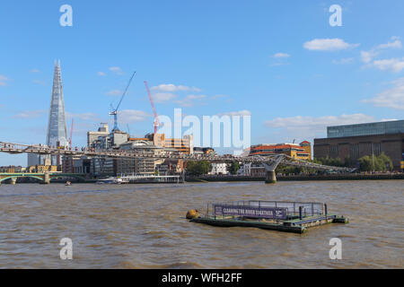 Voir à partir de la Tamise à pied sur la rive nord de l'autre côté de la Tamise sur le pont du Millénaire pour le fragment et le South Bank, Londres SE1 Banque D'Images