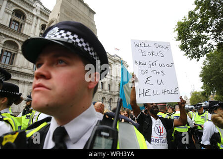 Un manifestant pro-Brexit est titulaire d'une inscription que les gens prennent part à la "Votons" Journée d'action, organisé par une autre Europe est possible groupe de campagne dans le centre de Londres pour protester contre le premier ministre Boris Johnson a décidé de suspendre le parlement jusqu'à cinq semaines avant qu'un discours de la reine le 14 octobre. Banque D'Images